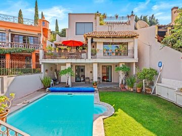 En Venta Casa en San Miguel: Con Casa de Huéspedes y Piscina