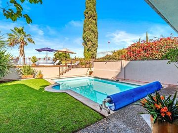 En Venta Casa en San Miguel: Con Casa de Huéspedes y Piscina