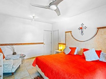 En Venta Casa en San Miguel: Con Casa de Huéspedes y Piscina