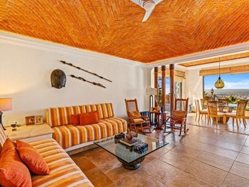 En Venta Casa en San Miguel: Con Casa de Huéspedes y Piscina
