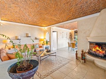 En Venta Casa en San Miguel: Con Casa de Huéspedes y Piscina