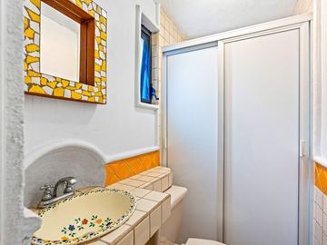 En Venta Casa en San Miguel: Con Casa de Huéspedes y Piscina