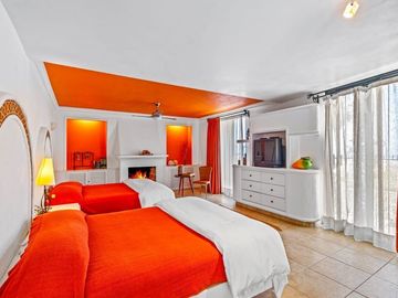 En Venta Casa en San Miguel: Con Casa de Huéspedes y Piscina