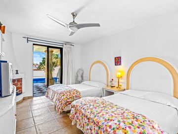 En Venta Casa en San Miguel: Con Casa de Huéspedes y Piscina