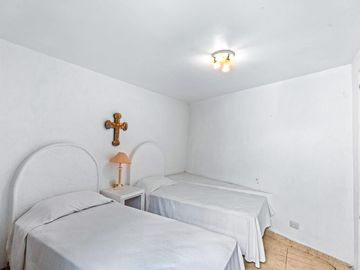 En Venta Casa en San Miguel: Con Casa de Huéspedes y Piscina