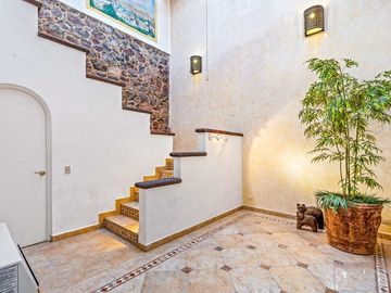 En Venta Casa en San Miguel: Con Casa de Huéspedes y Piscina