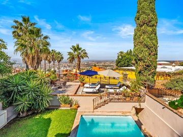 En Venta Casa en San Miguel: Con Casa de Huéspedes y Piscina