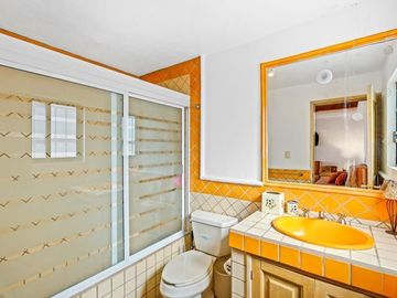 En Venta Casa en San Miguel: Con Casa de Huéspedes y Piscina