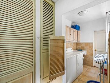En Venta Casa en San Miguel: Con Casa de Huéspedes y Piscina