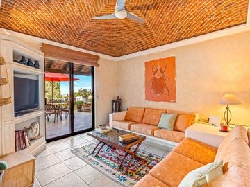 En Venta Casa en San Miguel: Con Casa de Huéspedes y Piscina