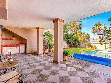 En Venta Casa en San Miguel: Con Casa de Huéspedes y Piscina