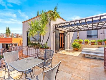 En Venta Casa en San Miguel: Con Casa de Huéspedes y Piscina
