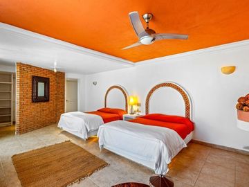 En Venta Casa en San Miguel: Con Casa de Huéspedes y Piscina