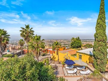 En Venta Casa en San Miguel: Con Casa de Huéspedes y Piscina
