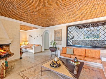 En Venta Casa en San Miguel: Con Casa de Huéspedes y Piscina