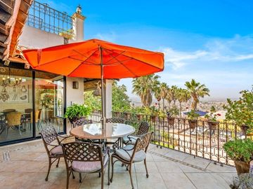 En Venta Casa en San Miguel: Con Casa de Huéspedes y Piscina