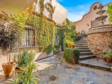 En Venta Casa en San Miguel: Con Casa de Huéspedes y Piscina