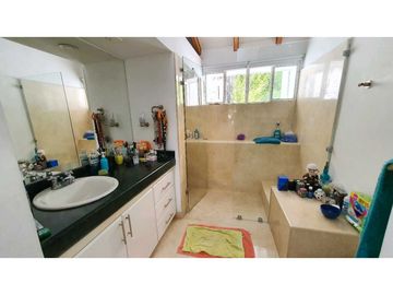 CASA EN VENTA EN SANTA TERESITA DE DOS PLANTAS