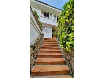 CASA EN VENTA EN SANTA TERESITA DE DOS PLANTAS