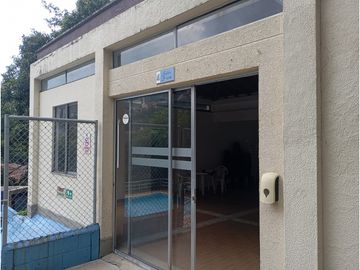 VENDO HERMOSO APARTAMENTO CON PARQUEADERO CUBIERTO EN BELÉN