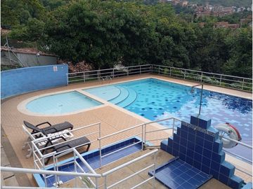 VENDO HERMOSO APARTAMENTO CON PARQUEADERO CUBIERTO EN BELÉN