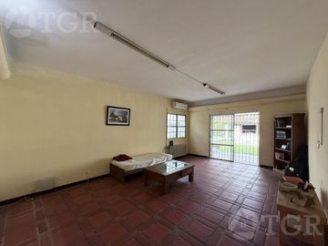 Venta Casa de 4 ambientes con quincho y piscina en Adrogue