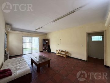 Venta Casa de 4 ambientes con quincho y piscina en Adrogue