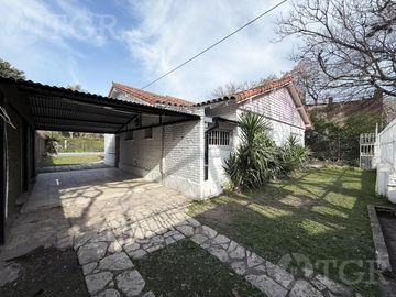 Venta Casa de 4 ambientes con quincho y piscina en Adrogue