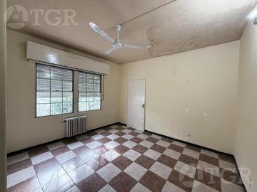 Venta Casa de 4 ambientes con quincho y piscina en Adrogue