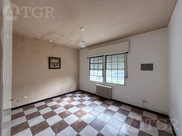 Venta Casa de 4 ambientes con quincho y piscina en Adrogue