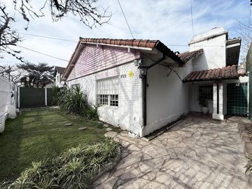 Venta Casa de 4 ambientes con quincho y piscina en Adrogue