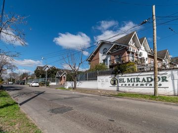 Casa de 5 ambientes en venta Barrio El Mirador Hurlingham triplex con patio