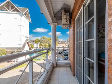 Casa de 5 ambientes en venta Barrio El Mirador Hurlingham triplex con patio