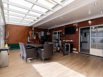 Casa de 5 ambientes en venta Barrio El Mirador Hurlingham triplex con patio