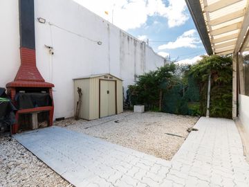 Casa de 5 ambientes en venta Barrio El Mirador Hurlingham triplex con patio