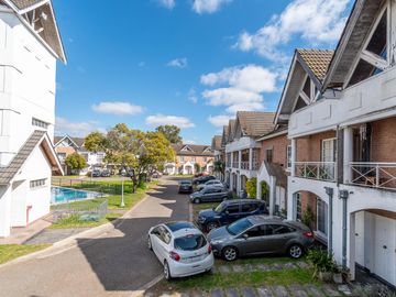 Casa de 5 ambientes en venta Barrio El Mirador Hurlingham triplex con patio