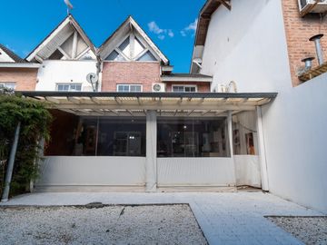 Casa de 5 ambientes en venta Barrio El Mirador Hurlingham triplex con patio