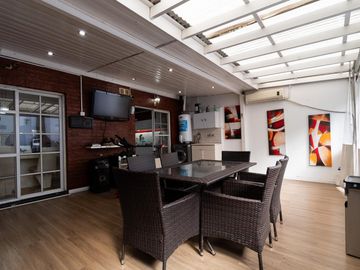 Casa de 5 ambientes en venta Barrio El Mirador Hurlingham triplex con patio