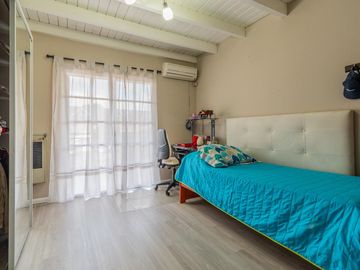 Casa de 5 ambientes en venta Barrio El Mirador Hurlingham triplex con patio