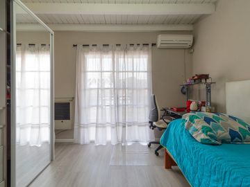 Casa de 5 ambientes en venta Barrio El Mirador Hurlingham triplex con patio