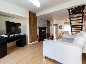 Casa de 5 ambientes en venta Barrio El Mirador Hurlingham triplex con patio