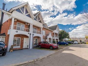 Casa de 5 ambientes en venta Barrio El Mirador Hurlingham triplex con patio