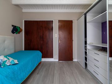 Casa de 5 ambientes en venta Barrio El Mirador Hurlingham triplex con patio