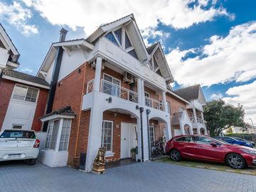 Casa de 5 ambientes en venta Barrio El Mirador Hurlingham triplex con patio