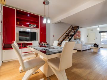 Casa de 5 ambientes en venta Barrio El Mirador Hurlingham triplex con patio