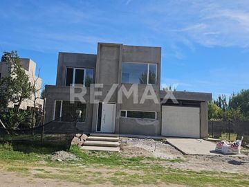 VENTA CASA 4 DORM. A TERMINAR CON PISCINA