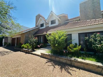 Casa en Av. Belgrano Sur 291 esquina M. Pampeanos