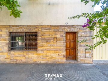 VENTA CASA CARONTI 700 ESPECTACULAR UBICACIÓN