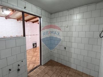 SE VENDE CASA AMPLIA E ILUMINADA