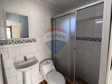 SE VENDE CASA AMPLIA E ILUMINADA